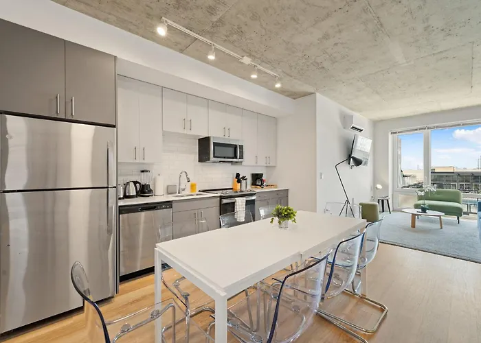 3br Escape Bright Sleek Spacious Chicago