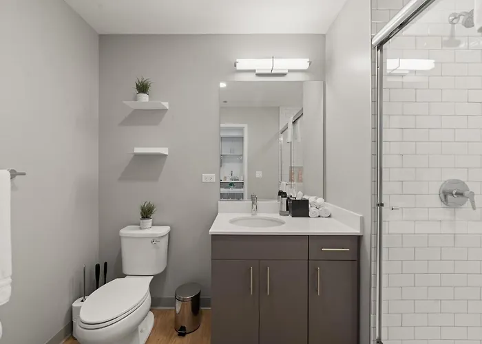 3br Escape Bright Sleek Spacious Chicago