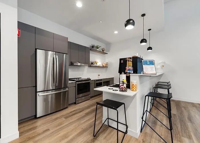 3br Escape Bright Sleek Spacious Chicago